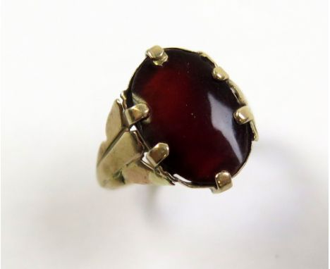 9ct Gold Ring set with large Garnet size I weight 2.0 grams