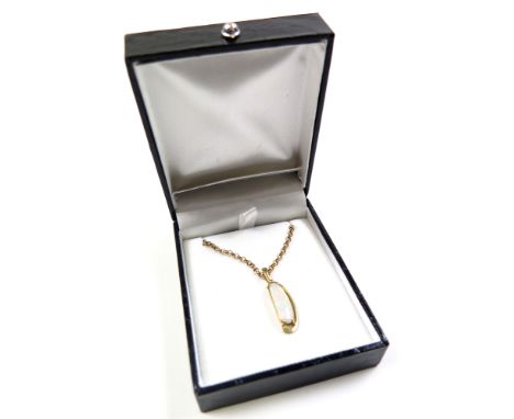 Opal pendant approx 1.75 carat weight set in 18ct gold mount with 9ct gold chain