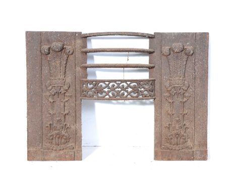 Cast iron fire grate front, 43x62cm.Condition report:The item is rusty, dusty and has some cobwebs to the back. There is no f
