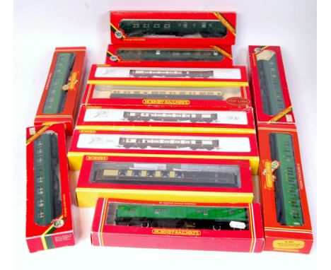 Collection of Hornby coaches Southern green R178, R432, R433, R486, R487, 2 R934 (G-BG), GWR auto coach R4025 passengers adde