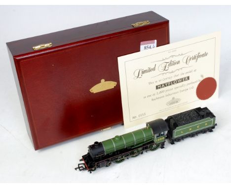 A Bachmann presentation box containing LNER lined green class B1 engine and tender 'Mayflower', with certificate