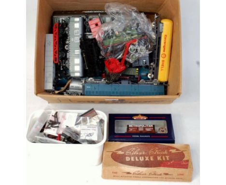 Box of mixed British and Continental locomotives and rolling stock for spares or repair, Bachmann 87-150K wagon (NM-BNM) sund
