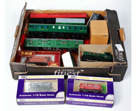 Tray of mixed makes rolling stock, some items fitted with HD type couplings (G), Hornby 0-6-0 pannier tank engine converted f