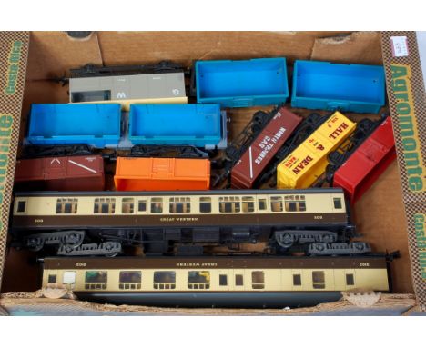 A large tray of mainly Lima plastic rolling stock including GW bogie coach No. 5015, GW bogie composite No. 5013, GW 20T brak