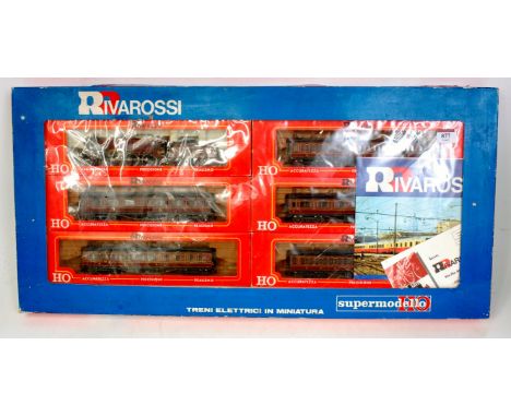 A Rivarossi H0 LMS train pack containing 'Royal Scot' engine and tender and 5 coaches (G-BG)