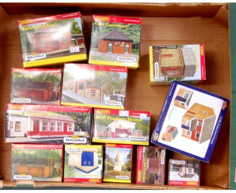 13 Hornby Skaledale and Bachmann Scene craft 00 Gauge railway buildings and accessories to include, wooden garage, monument, 