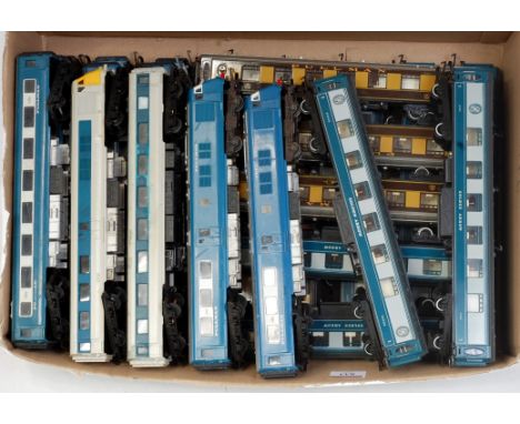 Tray of Triang/Hornby Pullman Cars, 5 brown/cream, 7 'Golden Arrow', blue/grey second series coaches, 7 Blue Pullman centre c