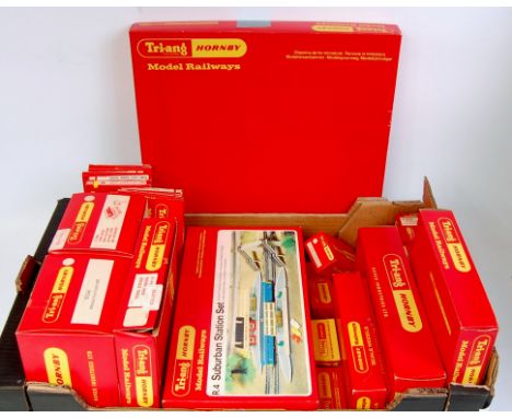 Triang Railways 00 Gauge boxed lineside accessory group, mixed examples, all un-checked for completeness, to include R408U Tu