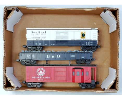 MTH American outline red Baltimore and Ohio bogie car with pickups and interior lighting, silver/dark blue B&O 'Sentinel Fast