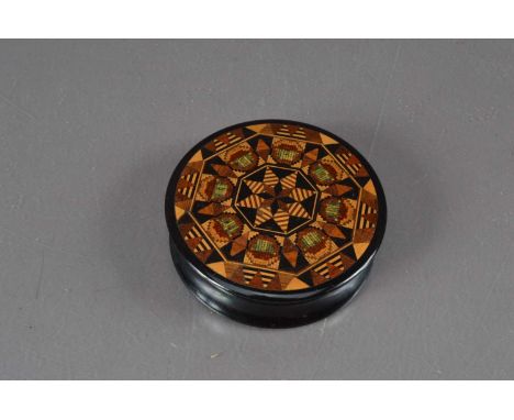 A Victorian Tunbridgeware snuff box, the lid with geometric inlay base in black lacquered wood. Very good condition, still re