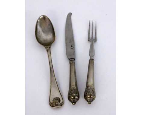   ULMER REISEBESTECK  Ulm, 18.Jh. 3-teilig, Löffel (L.19,5cm), Gabel und Messer. Silber, gest.        AN ULM TRAVEL CUTLERY S