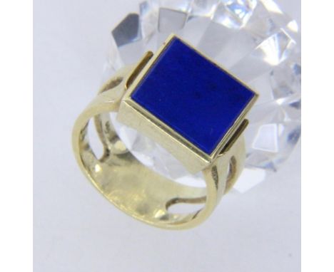  HERRENRING 585/000 Gelbgold mit Lapislazuli. Ringgr. 61, Brutto ca. 11,3g    A MEN’S RING&nbsp;585/000 yellow gold with lapi