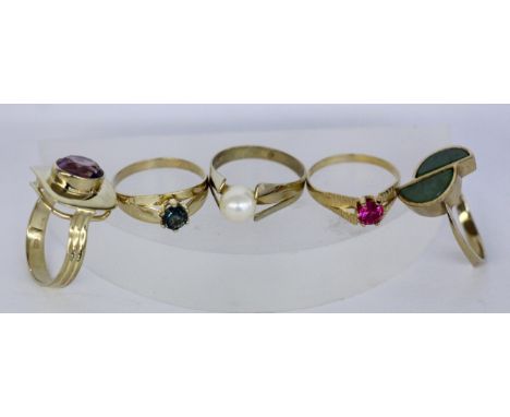   LOT VON 5 DAMENRINGEN  333/000 Gelbgold mit verschiedenen Edelsteinen. Brutto ca. 13,6g        A LOT OF 5 LADIES RINGS 333/