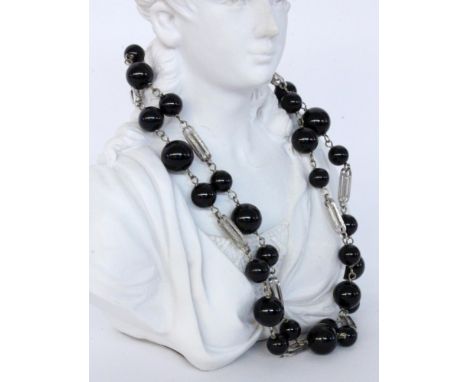   HALSKETTE  585/000 Weissgold mit Onyxperlen von 7 - 13 mm. L.72cm        A NECKLACE 585/000 white gold with onyx beads of 7