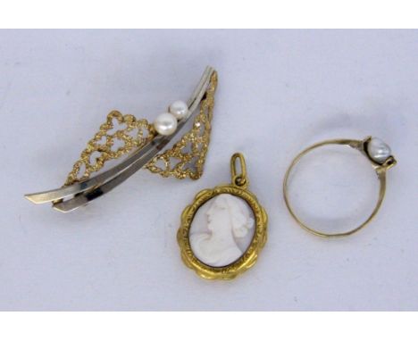   DREI TEILE GOLDSCHMUCK  333/000 Gelb- und Weissgold mit Besatz (Perlen, Diamant, Kamee). Brutto ca. 6,2g        THREE GOLD 
