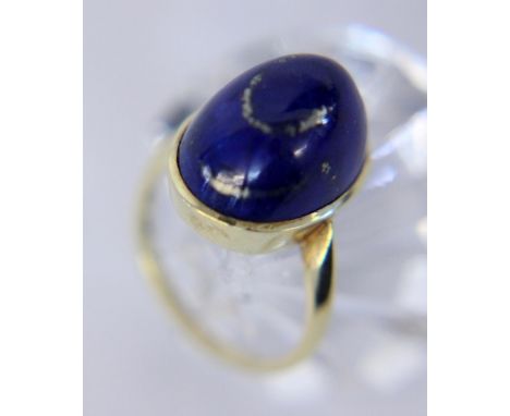   DAMENRING  585/000 Gelbgold mit Lapislazuli. Ringgr. 56, Brutto ca. 7,9g        A LADIES RING 585/000 yellow gold with lapi
