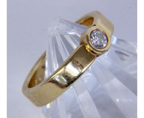   DIAMANTRING.  333/000 Gelbgold mit einem Diamanten von ca. 0,25ct. Ringgr. 60, Brutto ca. 7,1g        A DIAMOND RING 333/00