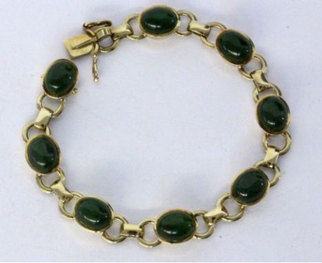   ARMBAND  585/000 Gelbgold mit Jade-Cabochons. L.18,5cm, Brutto ca. 22,7g        A BRACELET 585/000 yellow gold with jade ca