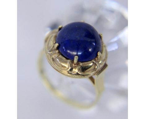   DAMENRING  585/000 Gelbgold mit Lapislazuli. Ringgr. 57, Brutto ca. 4,8g        A LADIES RING 585/000 yellow gold with lapi