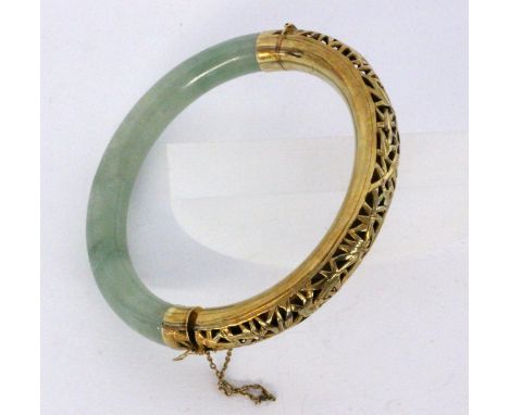  ARMREIF  585/000 Gelbgold und Jade. Mit Schließe und Sicherheitskettchen. D.6,5cm, Brutto ca. 47,6g        A BANGLE 585/000