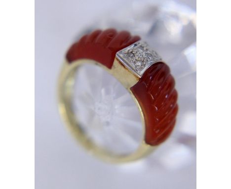   DAMENRING  585/000 Gelbgold mit Karneol und Diamanten. Ringgr. 56, Brutto ca. 6g        A LADIES RING 585/000 yellow gold w