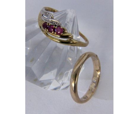   2 RINGE.  333/000 Gelbgold. Brutto ca. 4g        2 RINGS 333/000 yellow gold. Gross weight approximately 4 grams. Keywords: