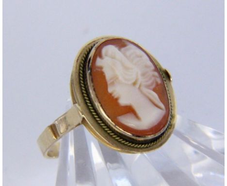  DAMENRING MIT MUSCHELKAMEE.  585/000 Gelbgold. Ringgr. 56, Brutto ca. 2,4g        A LADIES RING WITH SHELL CAMEO 585/000 ye