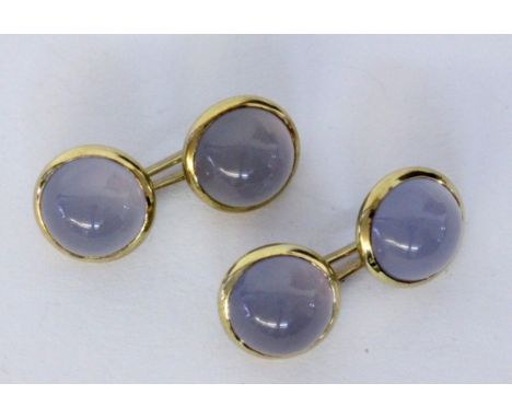   PAAR MANSCHETTENKNÖPFE  333/000 Gelbgold mit Chalcedonen. Brutto ca. 8,9g        A PAIR OF CUFFLINKS 333/000 yellow gold wi