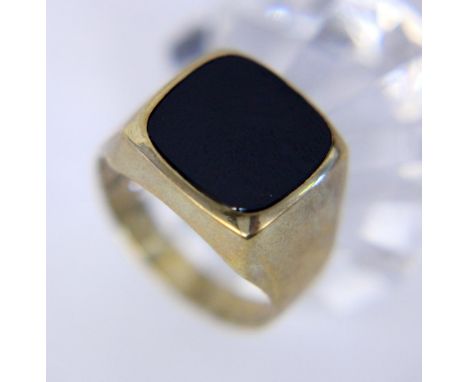   HERRENRING  333/000 Gelbgold mit Onyx. Ringgr. 64, Brutto ca. 5,7g        A MEN'S RING 333/000 yellow gold with onyx. Ring 