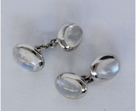   PAAR MANSCHETTENKNÖPFE  585/000 Weissgold mit Mondsteinen. Brutto ca. 9g        A PAIR OF CUFFLINKS 585/000 white gold with