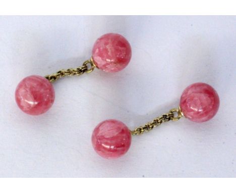  PAAR MANSCHETTENKNÖPFE 585/000 Gelbgold mit Rhodochrosit. Brutto ca. 9g    A PAIR OF CUFFLINKS 585/000 yellow gold with rhod