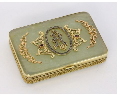   KAISERLICHE GESCHENKDOSE IN DER ART  FABERGÉ Bowenit mit Goldmontur, 2 Rubin-Cabochons und diamantbesetztem Monogramm des Z