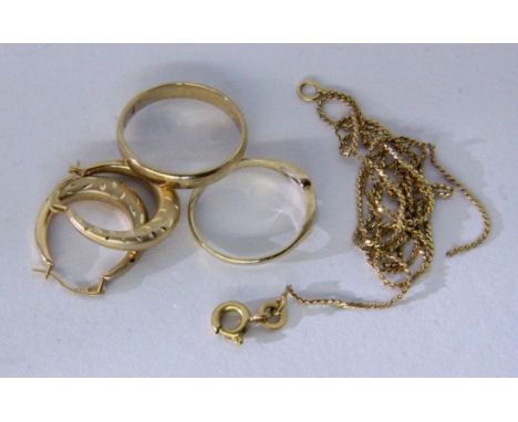   LOT VON 4 TEILEN GOLDSCHMUCK.  585/000 Gelbgold. Paar Ohrringe, 2 Ringe und Halskette. Brutto ca. 8,4g        A LOT OF 4 GO