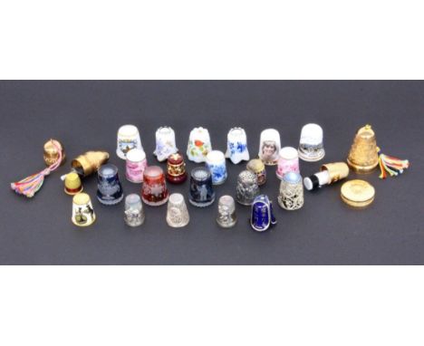   LOT VON 23 FINGERHÜTEN  Porzellan, Silber, 2 in vergoldeten Dosen        A MIXED LOT OF 23 THIMBLES Porcelain, silver, 2 in