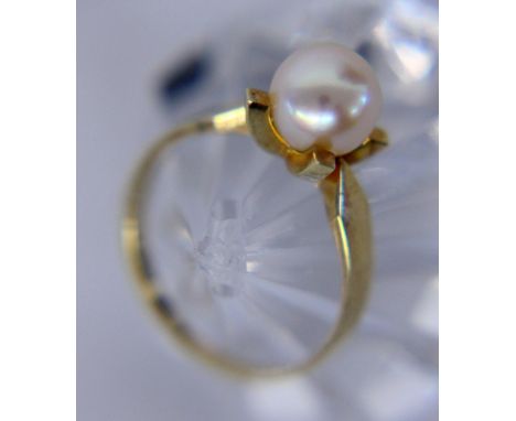   DAMENRING  585/000 Gelbgold mit Perle. Ringgr. 55, Brutto ca. 3,3g        A LADIES RING 585/000 yellow gold with pearl. Rin