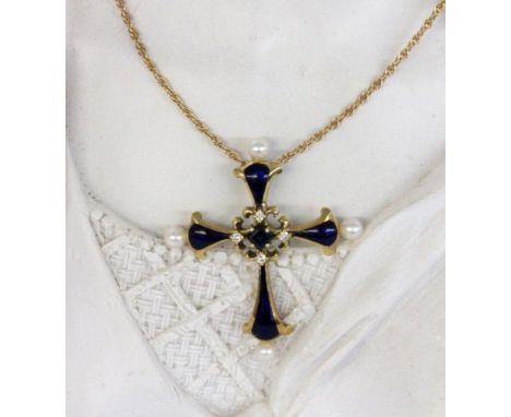   ANHÄNGERKREUZ MIT KETTE IM FABERGÉSTIL  585/000 Gelbgold mit Saphir und 4 Perlen. 40x30mm. Brutto ca. 5,6g        A FABERGE