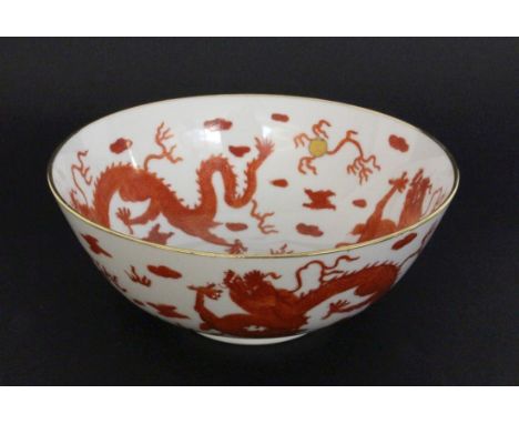   SCHÜSSEL MIT ROTEM HOFDRACHEN  China Porzellan, bemalt. Bodenmarke. D.20,5cm, H.8,5cm        A BOWL WITH RED COURT DRAGON C