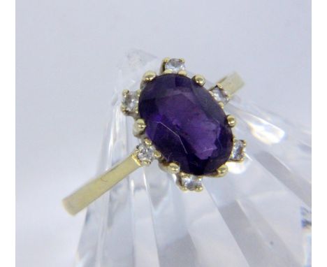   DAMENRING  585/000 Gelbgold mit Amethyst und kleinen Diamanten. Ringgr. 58, Brutto ca. 3,2g        A LADIES RING 585/000 ye