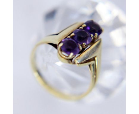   DAMENRING  585/000 Gelbgold mit 3 Amethysten. Ringgr. 56, Brutto ca. 5,5g        A LADIES RING 585/000 yellow gold with 3 a
