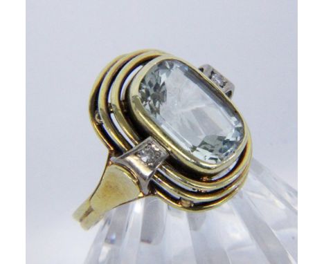   DAMENRING  585/000 Gelbgold mit Aquamarin und kleinen Diamanten. Ringgr. 49, Brutto ca. 6,2g        A LADIES RING 585/000 y