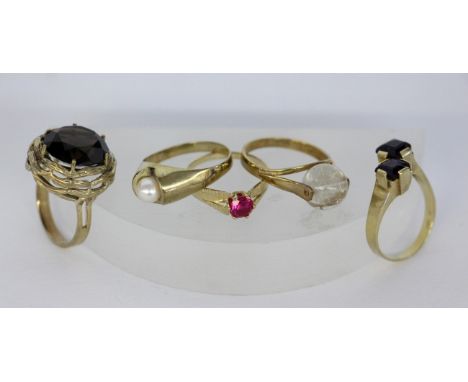   LOT VON 5 DAMENRINGEN  333/000 Gelbgold mit verschiedenen Edelsteinen. Brutto ca. 18g        A LOT OF 5 LADIES RINGS 333/00