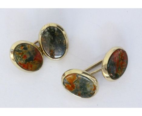  PAAR MANSCHETTENKNÖPFE  333/000 Gelbgold mit Moosachat. Brutto ca. 6,2g        A PAIR OF CUFFLINKS 333/000 yellow gold with