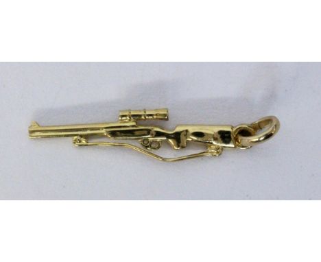   GEWEHR ALS ANHÄNGER  333/000 Gelbgold. L.45mm, Brutto ca. 3,2g        A RIFLE AS PENDANT 333/000 yellow gold. 45 mm long, g