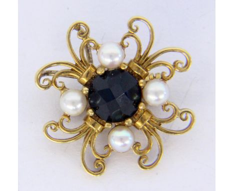   AUSGEFALLENE BROSCHE  585/000 Gelbgold mit 4 Perlen und Jadeit. D.25mm, Brutto ca. 6g        A FANCY BROOCH 585/000 yellow 