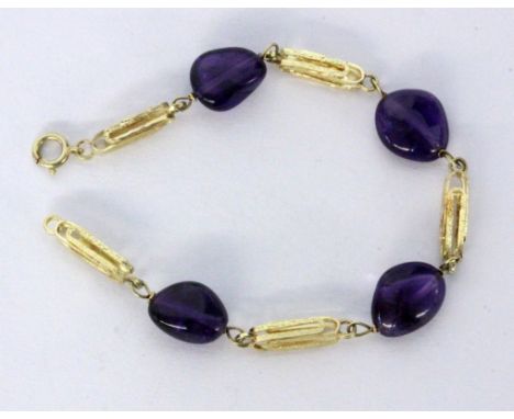   ARMBAND  585/000 Gelbgold mit 4 Amethysten. L.18cm, Brutto ca. 11,4g        A BRACELET 585/000 yellow gold with 4 amethysts