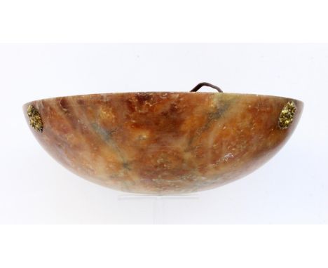   HÄNGELAMPE  1930er Jahre Schale aus ockerfarbenem Alabaster, Aufhängung Messing. D.36cm, H.70cm        A HANGING LAMP 1930s
