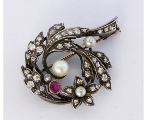   BROSCHE  585/000 Gelb- und Weissgold mit Perle und Strasssteinen. 30x40mm, Brutto ca.11,8g        A BROOCH 585/000 yellow a