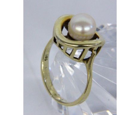   PERLENRING  585/000 Gelbgold. Ringgr. 53, Brutto ca. 4,1g        A PEARL RING 585/000 yellow gold. Ring size 53, gross weig