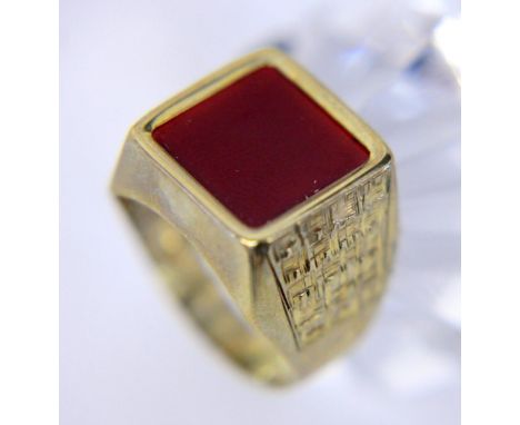   HERRENRING  333/000 Gelbgold mit Karneol. Ringgr. 60, Brutto ca. 5,9g        A MEN'S RING 333/000 yellow gold with carnelia