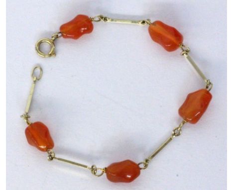   ARMBAND  585/000 Gelbgold mit 4 Karneolen. L.18cm, Brutto ca. 6,5g        A BRACELET 585/000 yellow gold with 4 carnelians.